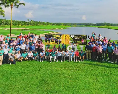 A group of people during a Major Golf Tournament.