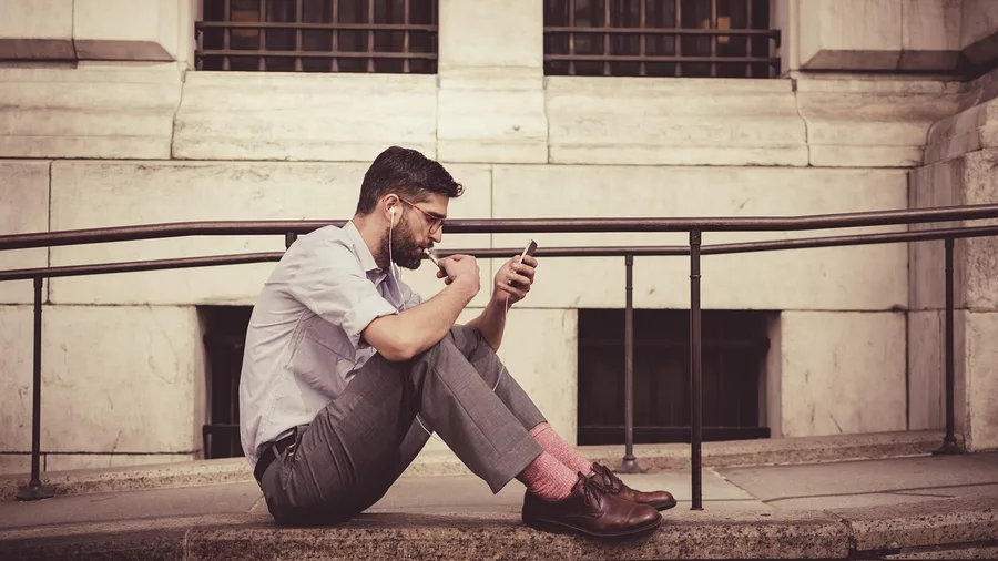 Scrolling During Rest Deprives the Brain of Recovery