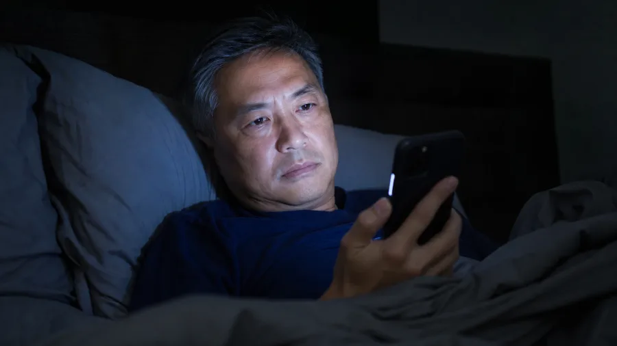 The Late-Evening Digital Habit That Keeps Your Brain Alert