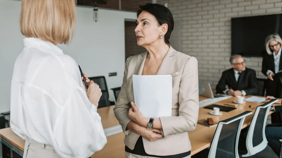 How to Hold the Silence Without Looking Awkward